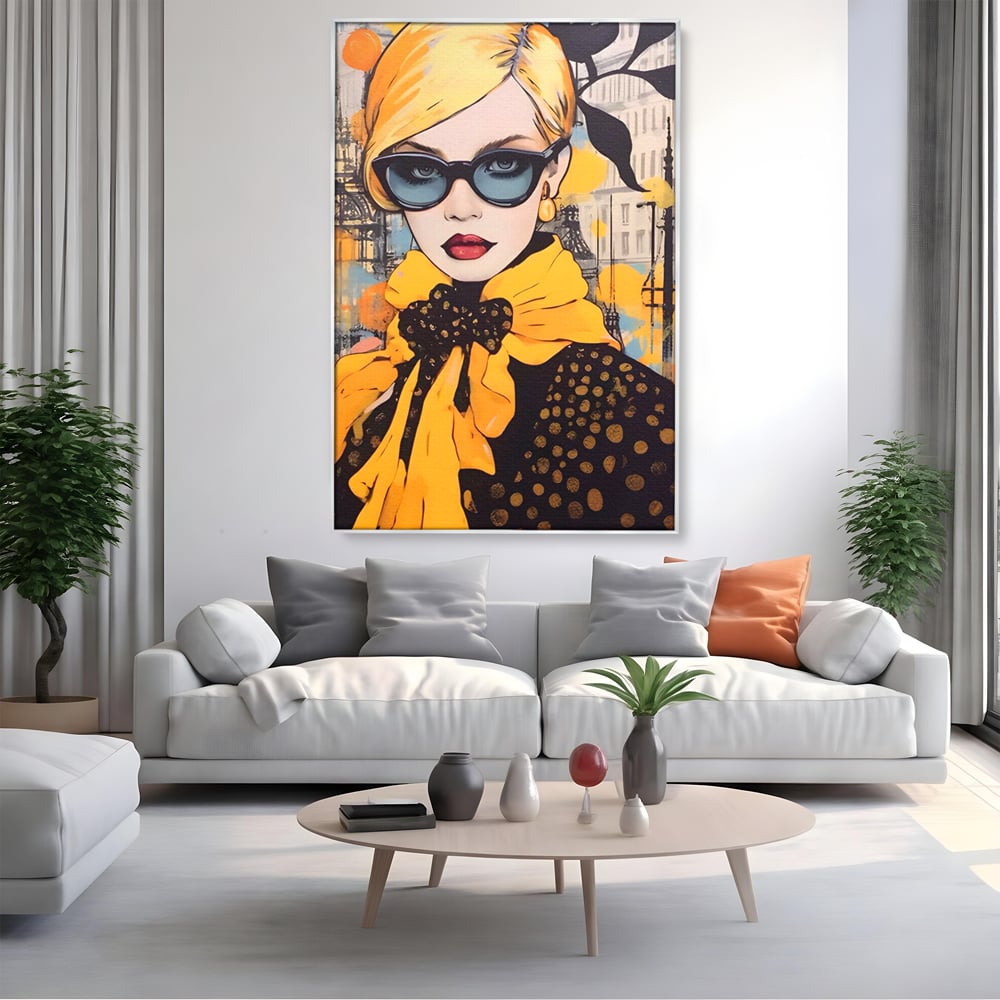 Tablou canvas cu tablou canvas cu portret de femeie blonda, in rama de aluminiu argintiu, pe perete intr-un living